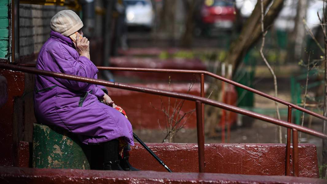 пожилой телефон