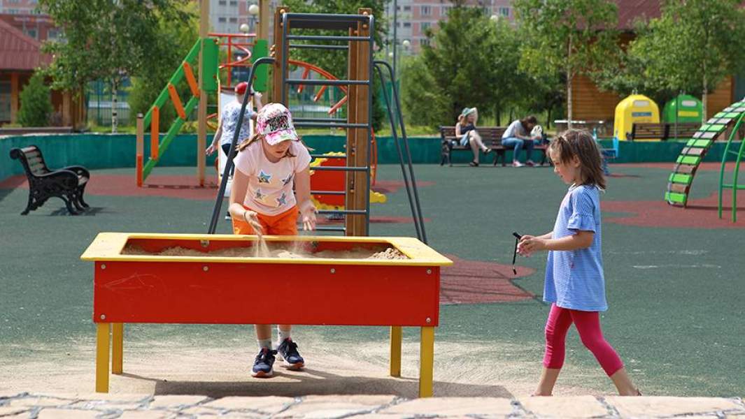 Дети играют на детской площадке в парке