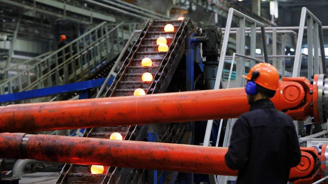 Металлопродукция на участке отгрузки в одном из цехов электрометаллургического комбината