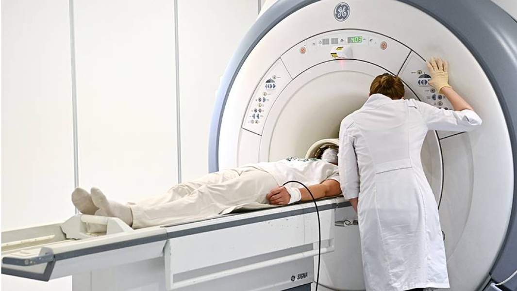 Пациент проходит обследование с помощью аппарата магнитно-резонансной томографии