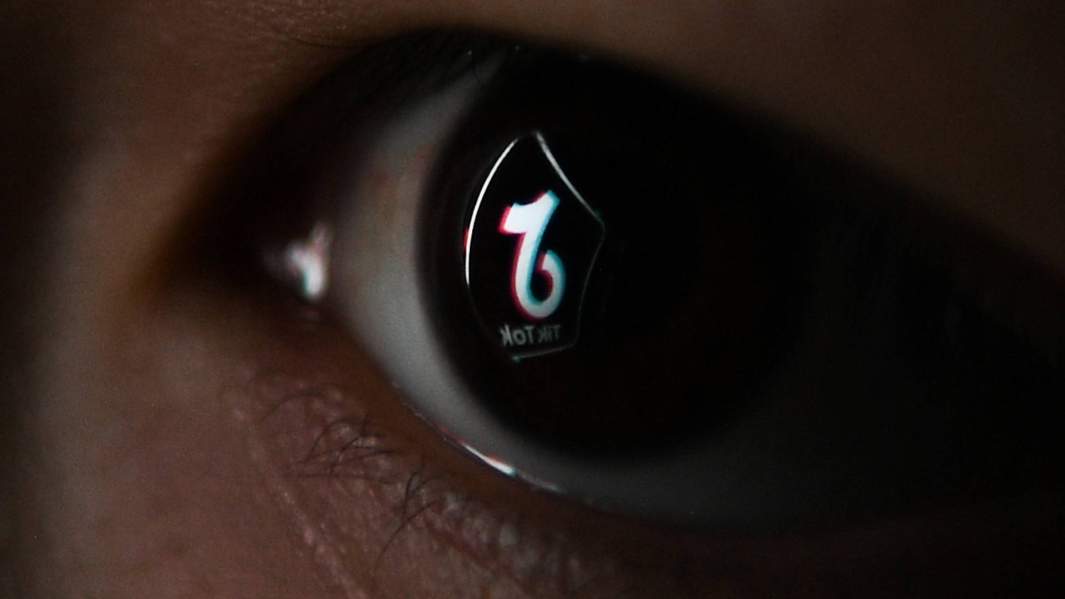 глаз с отражением tiktok