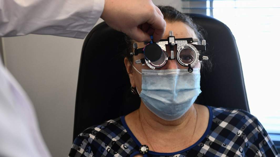 Пациентка во время проверки зрения