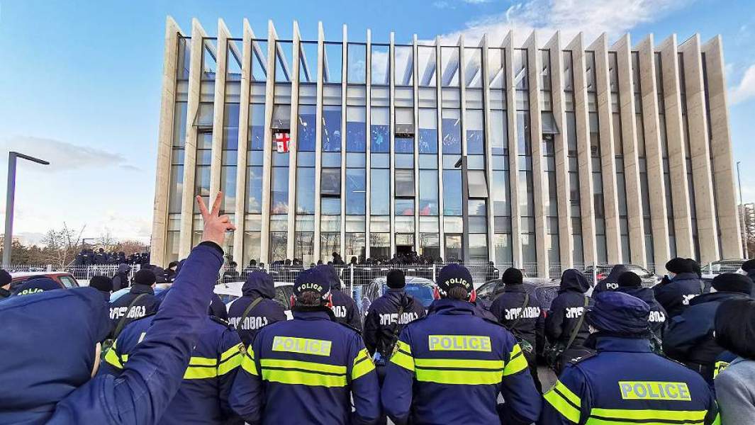 Полиция во время штурма офиса "Единого нацдвижения" в Тбилиси