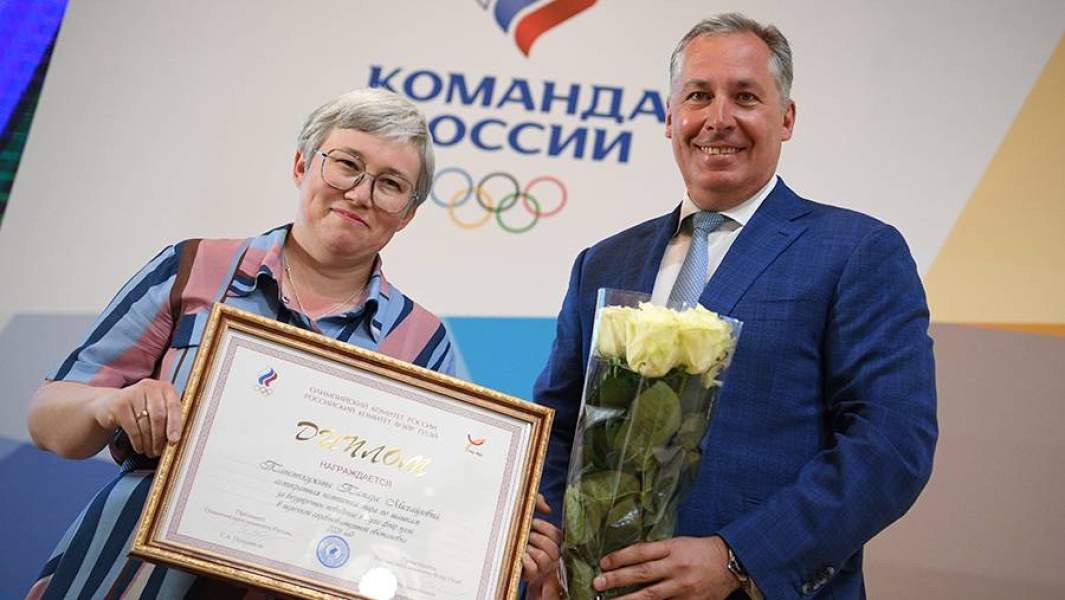 Президент Олимпийского комитета России Станислав Поздняков и семикратная чемпионка мира по международным шашкам Тамара Тансыккужина на церемонии награждения лауреатов спортивной премии «Серебряная лань» в Москве