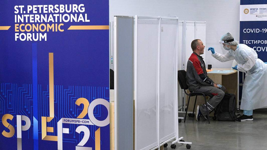 Медицинский работник проводит ПЦР-тест в пункте тестирования на коронавирус персонала и участников Петербургского международного экономического форума 2021