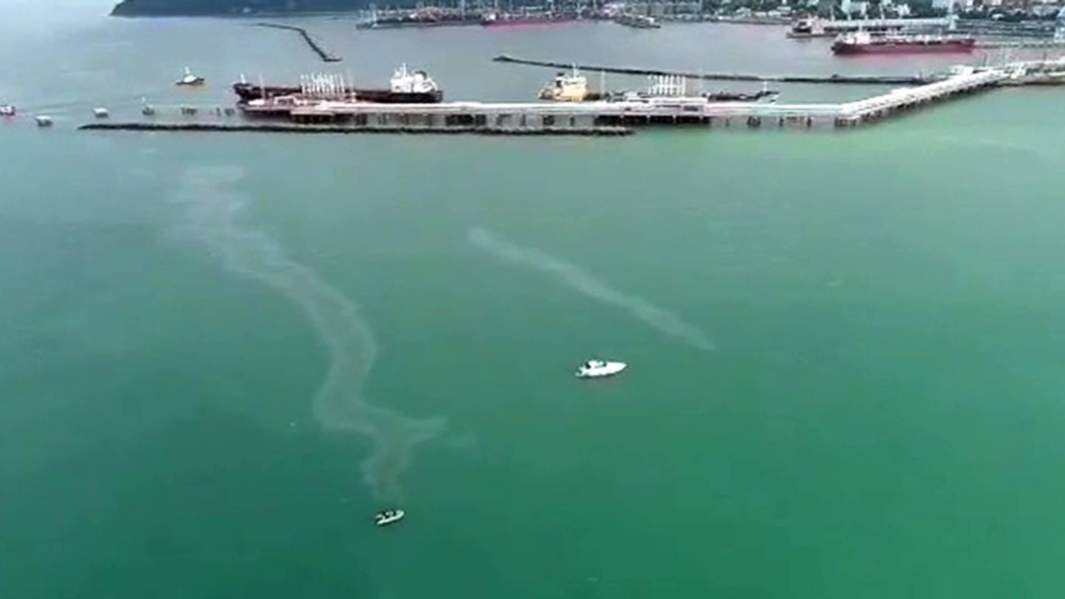 Разлив нефтепродуктов у берегов города Туапсе