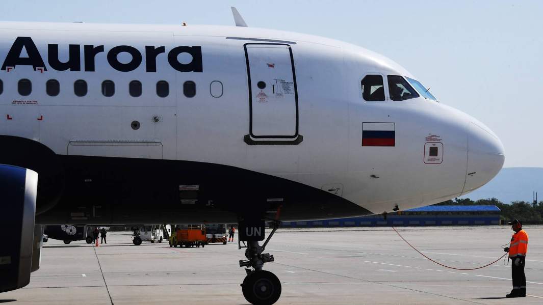 Сотрудник технической службы возле самолета Airbus А-319 авиакомпании "Аврора" в международном аэропорту имени В. К. Арсеньева во Владивостоке