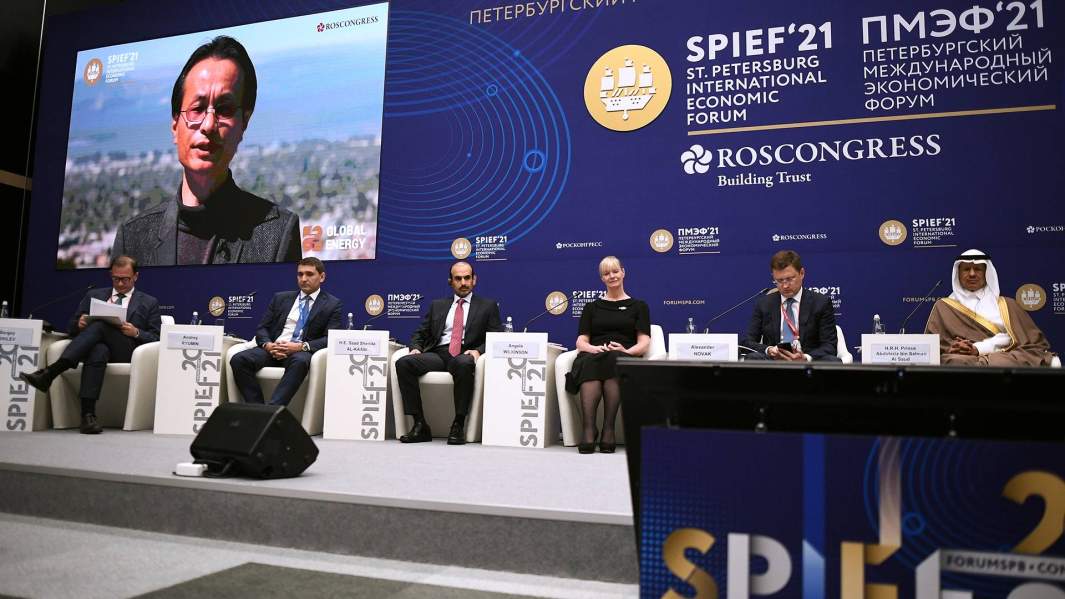 Президент ассоциации «Глобальная энергия», ведущий программы «Вести в субботу» на телеканале «Россия» Сергей Брилев, генеральный директор, председатель правления ПАО «Россети» Андрей Рюмин, государственный министр по энергетике Катара Саад Шерида Аль Кааби, генеральный секретарь, главный исполнительный директор Мирового энергетического совета (МИРЭС) Анжела Уилкинсон, заместитель председателя правительства РФ Александр Новак, министр энергетики Саудовской Аравии Абдулазиз бин Салман Аль Сауд (слева направо)