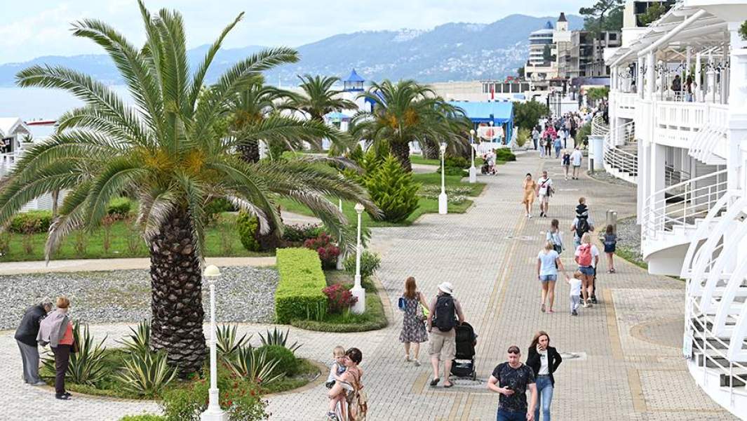 Отдыхающие на реконструированной набережной в районе пляжа «Ривьера» в Сочи