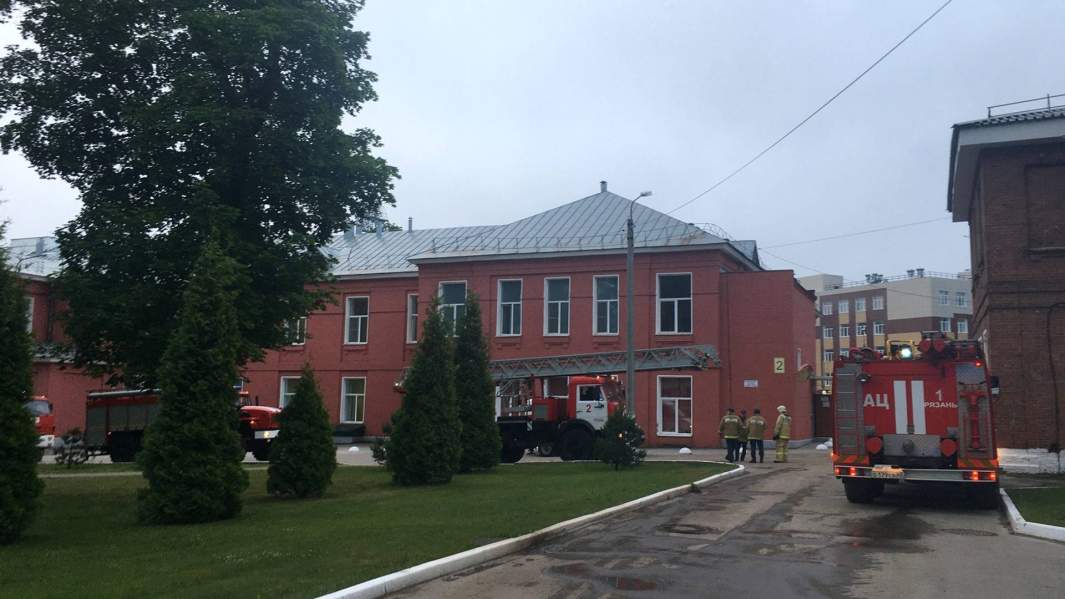 Пожарные машины на территории областной клинической больницы имени Н. А. Семашко