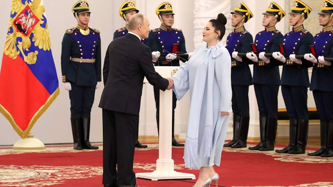 Президент РФ Владимир Путин и певица, ведущий мастер сцены ГБУ культуры города Москвы «Московский академический музыкальный театр имени народных артистов К.С. Станиславского и В.И. Немировича - Данченко» Хибла Герзмава на торжественной церемонии вручения государственных премий РФ в области науки и технологий, литературы и искусства, за выдающиеся достижения в правозащитной и благотворительной деятельности за 2020 год