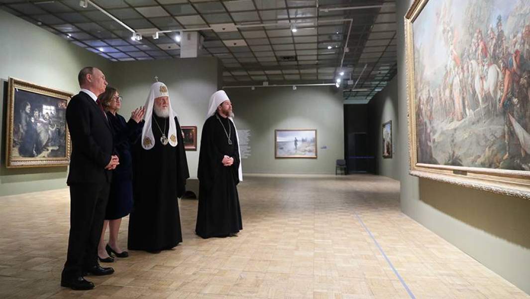 Президент РФ Владимир Путин во время осмотра экспозиции «История России глазами художников. К 800-летию со дня рождения Александра Невского» в Третьяковской галерее. Справа налево - митрополит Псковский и Порховский Тихон (Шевкунов), патриарх Московский и всея Руси Кирилл и генеральный директор Государственной Третьяковской галереи Зельфира Трегулова