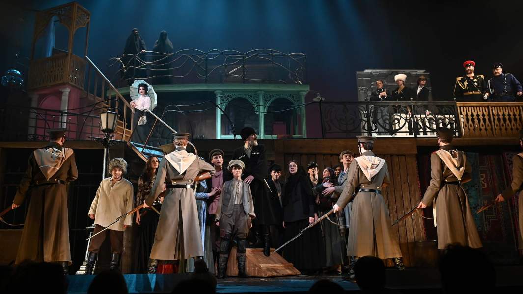 Премьерный показ спектакля «Чудесный грузин» в МХАТ им. Горького. Спектакль об Иосифе Сталине по пьесе Андрея Назарова поставлен режиссером Ренатой Сотириади