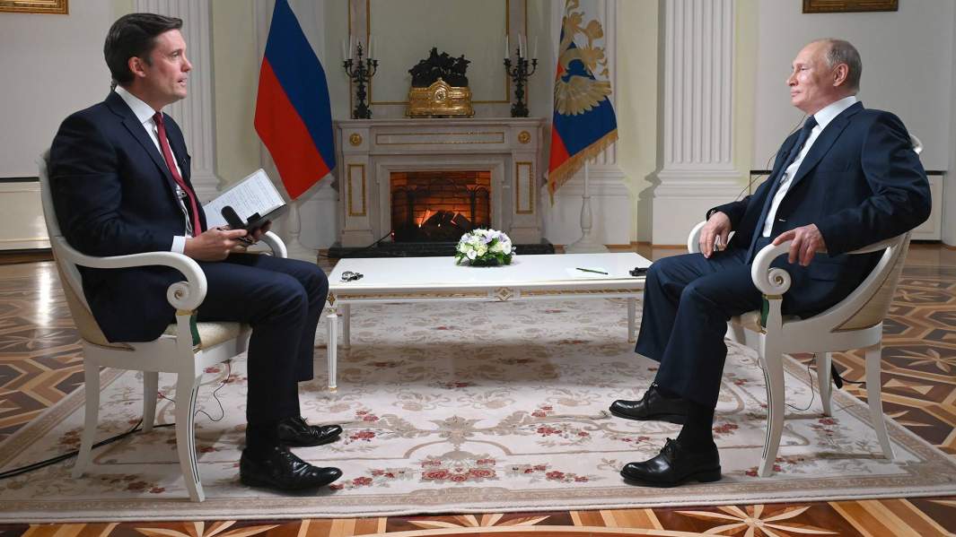 Президент РФ Владимир Путин отвечает на вопросы журналиста телекомпании NBC Кира Симмонса (слева).