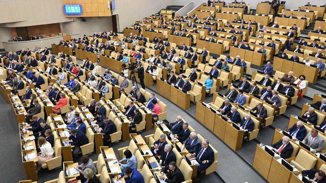 Депутаты на последнем пленарном заседании весенней сессии Государственной Думы РФ