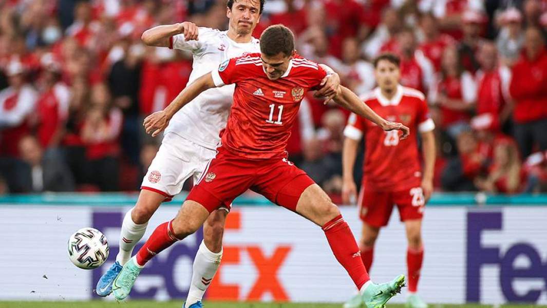 Игрок сборной России Роман Зобнин и игрок сборной Дании Томас Дилейни в матче 3-го тура группового этапа чемпионата Европы по футболу 2020 между сборными командами России и Дании