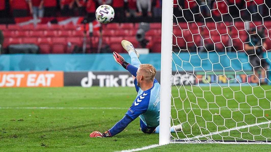 Вратарь сборной Дании Каспер Шмейхель пропускает мяч в свои ворота в матче 3-го тура группового этапа чемпионата Европы по футболу 2020 между сборными командами России и Дании