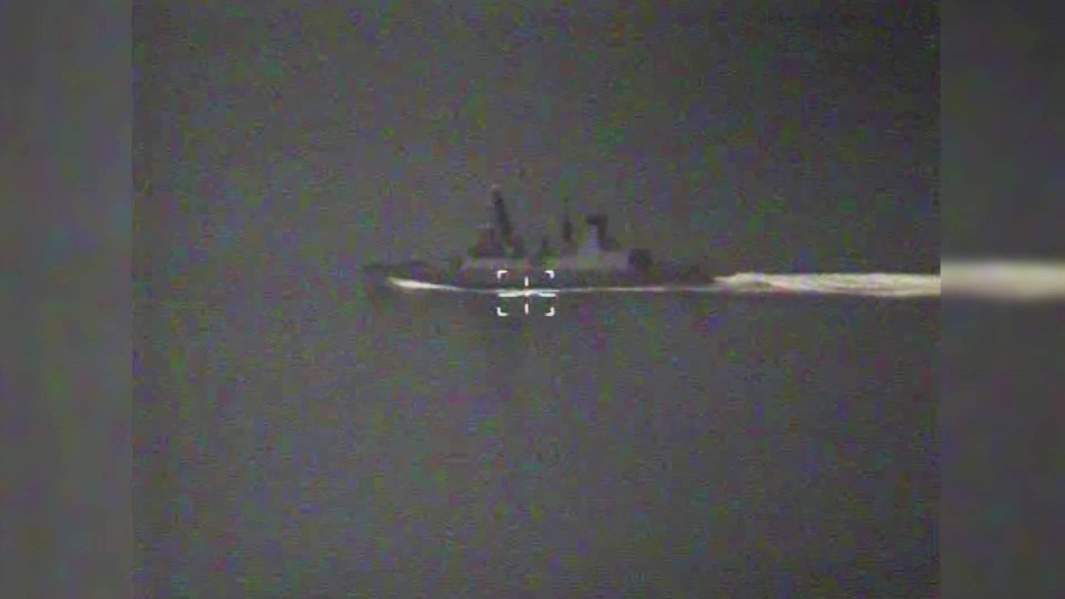 Эсминец Defender ВМС Великобритании в районе мыса Фиолент