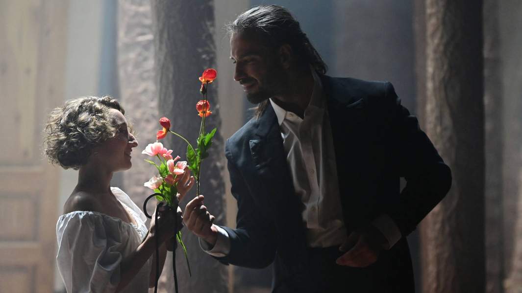 Актриса Мария Дудник в сцене из спектакля «Пир» в постановке режиссера Дениса Азарова в Театре Романа Виктюка