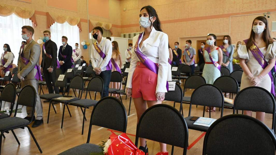 Церемония вручения аттестатов в школе 