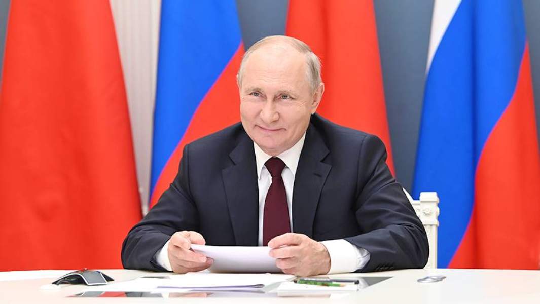 Президент РФ Владимир Путин во время беседы в формате видеоконференции с председателем КНР Си Цзиньпином. Беседа приурочена к 20-летию подписания российско-китайского Договора о добрососедстве, дружбе и сотрудничестве