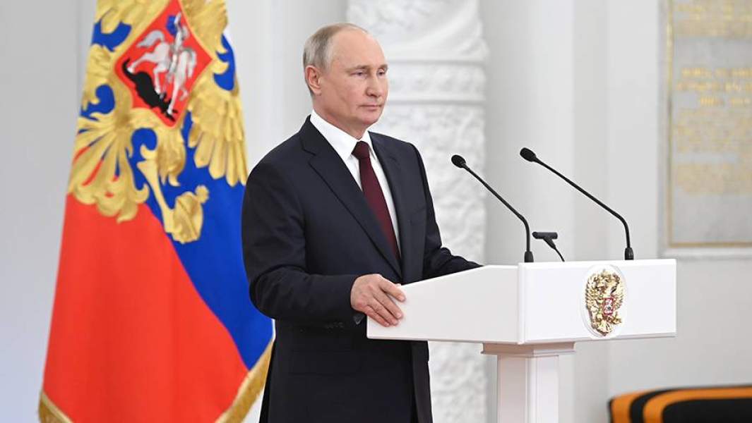 Президент РФ Владимир Путин во время приема в Кремле в честь выпускников, завершивших обучение с отличием и золотой медалью, из военных организаций высшего образования Минобороны России, МЧС России, ФСБ России, ФСО России и Росгвардии