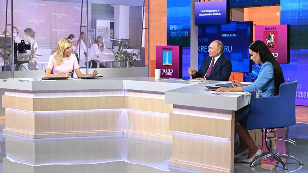 Президент РФ Владимир Путин отвечает на вопросы россиян во время ежегодной специальной программы «Прямая линия с Владимиром Путиным»