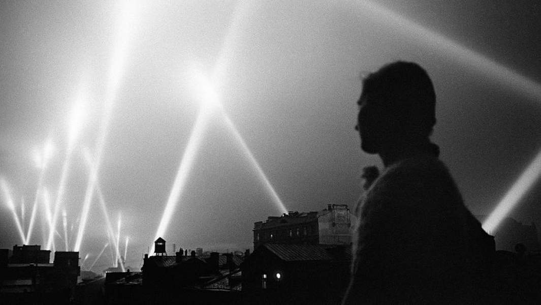 Лучи прожекторов войск ПВО освещают небо Москвы