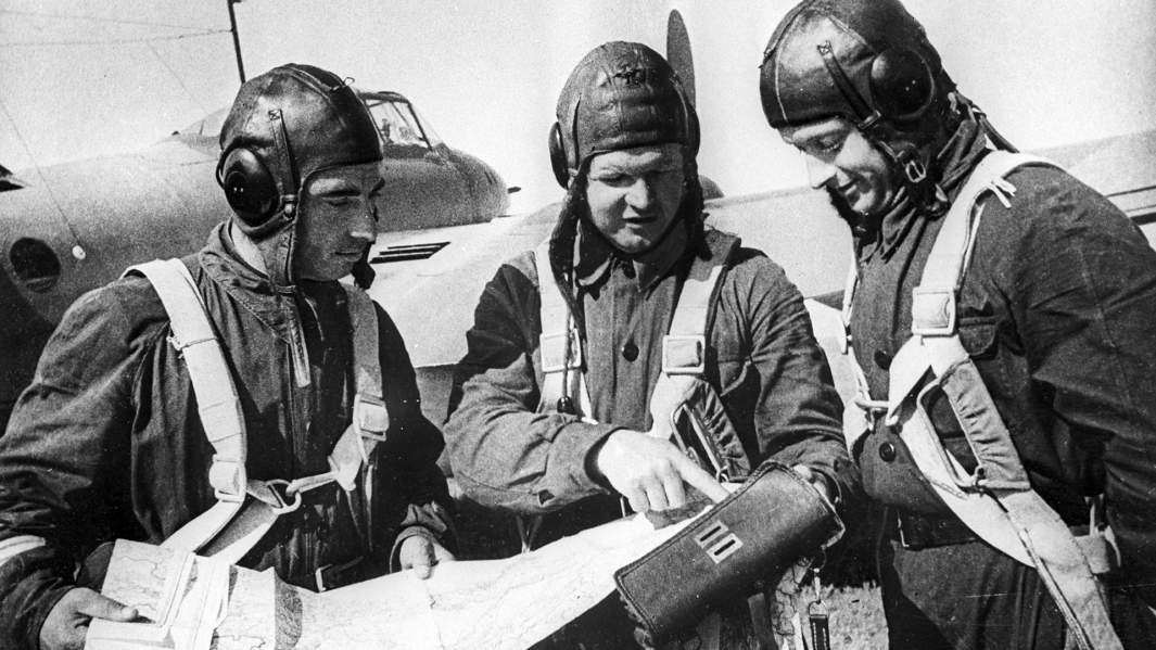 Летчики перед вылетом на бомбежку вражеских объектов. Июль 1941 года