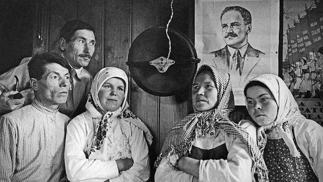 Группа колхозников слушает по радио выступление В.М. Молотова о вероломном нападении фашистской Германии на СССР