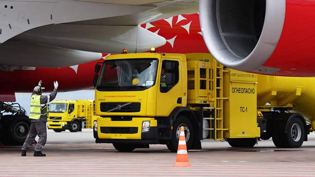 Заправка самолета  в аэропорту Владивостока
