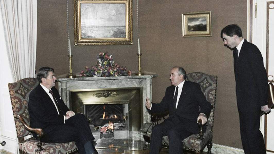 Генеральный секретарь ЦК КПСС Михаил Сергеевич Горбачев (второй справа) и Президент США Рональд Рейган (слева) во время беседы, Женева, 1985 год.