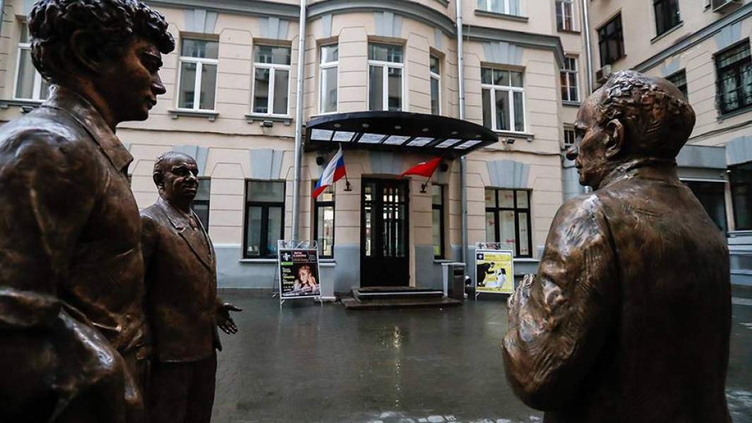 У входа в театр-студию Олега Табакова на улице Чаплыгина