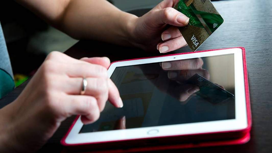 Планшет и банковская карта
