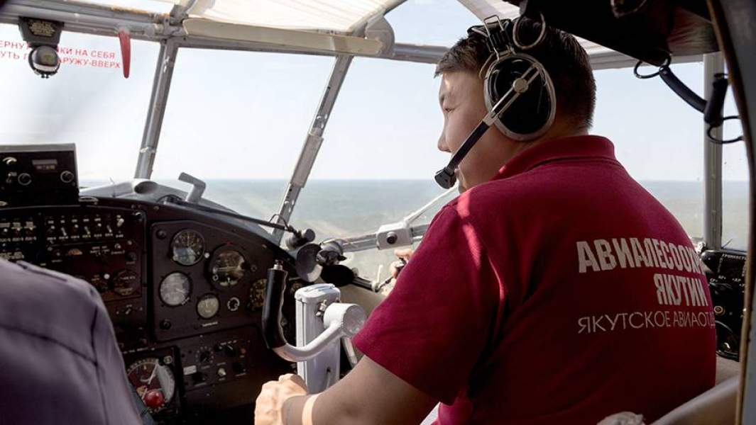 Пилот Якутской базы авиационной охраны лесов (Авиалесоохрана) во время облета области