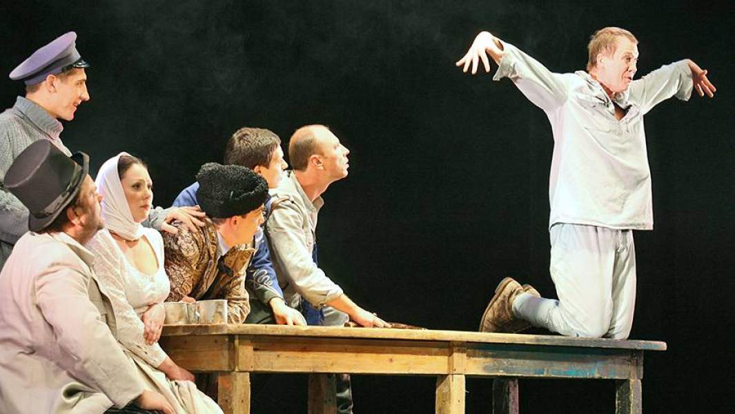 Артист Евгений Миронов в роли Бумбараша в спектакле режиссера Владимира Машкова по сценарию Юлия Кима «Страсти по Бумбарашу»