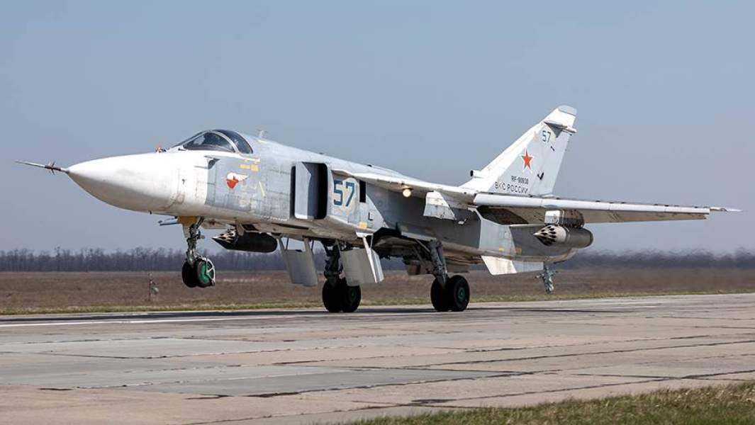 Фронтовой бомбардировщик Су-24М во время вылета