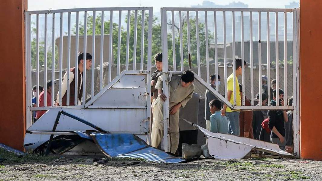 Ворота школы для девочек в Кабуле, у которой произошел взрыв. Погибли 85 человек. 8 мая 2021 года