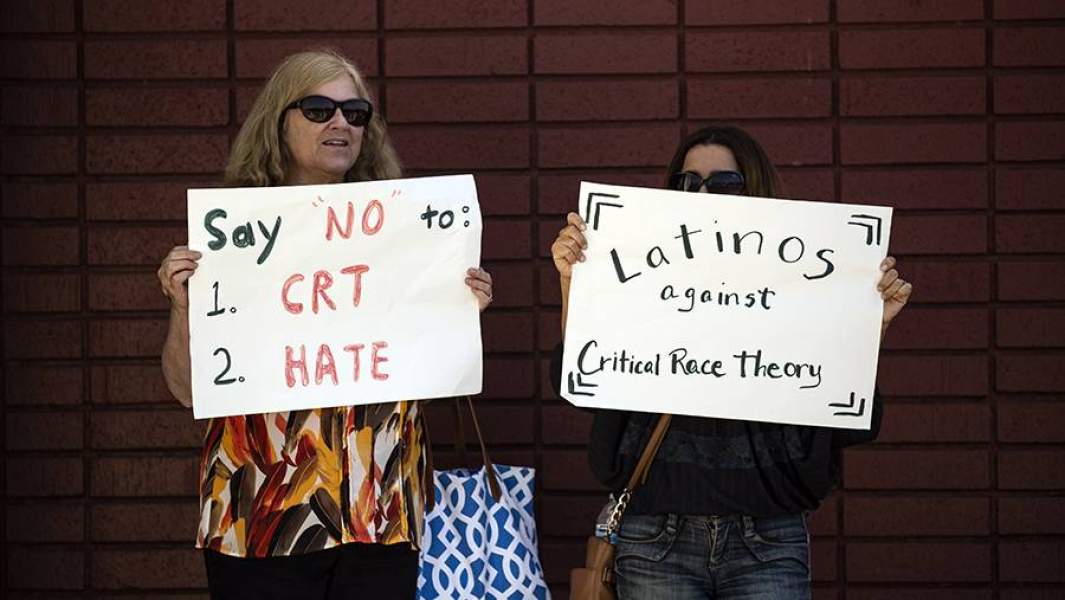Люди на митинге против теории критической расы в Калифорнии