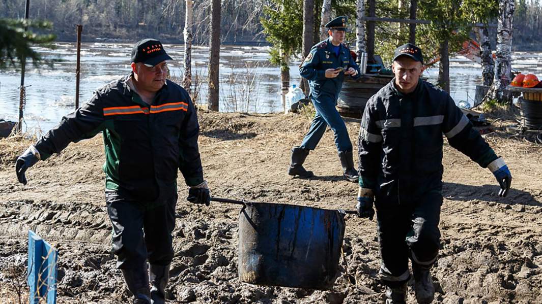 Ликвидация разлива нефтесодержащей жидкости, которая попала в реку Колву, в Усинске. Республика Коми