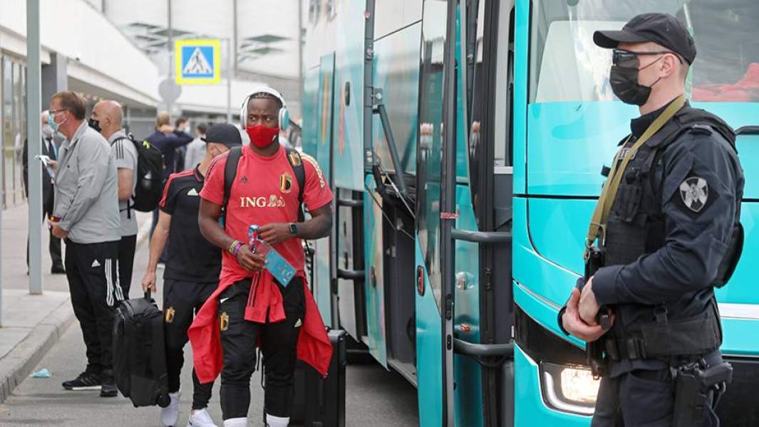 Игрок сборной Бельгии по футболу Миши Батшуайи в аэропорту Пулково во время прилета сборной для участия в чемпионате Европы по футболу