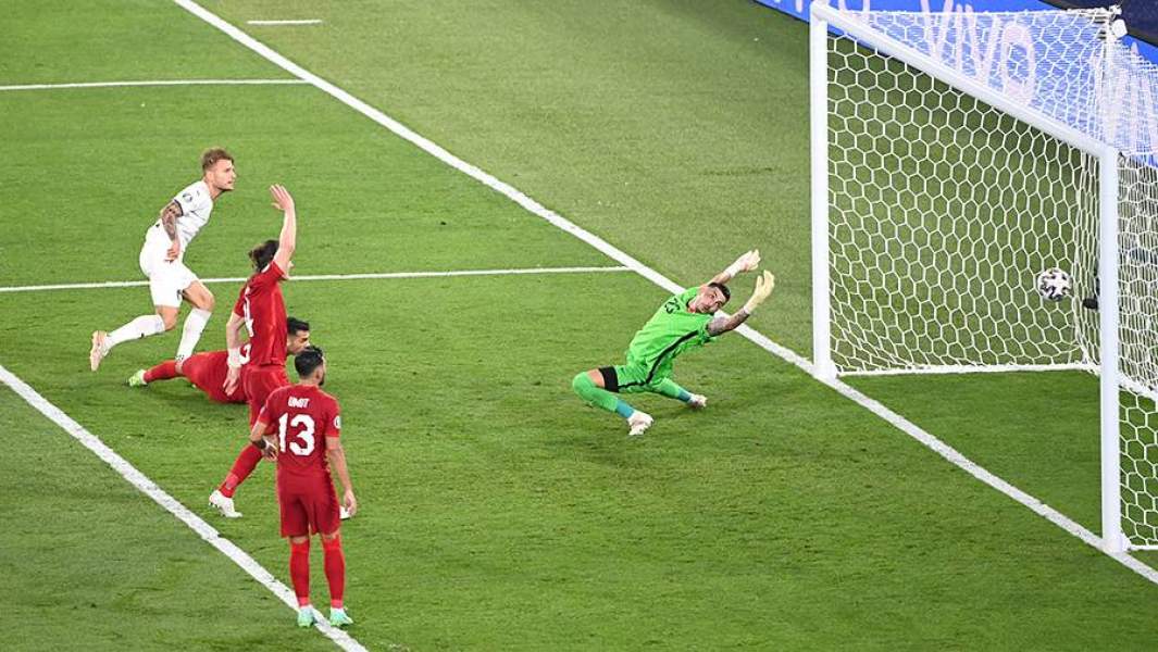 Игрок сборной Италии забивает гол в ворота Турции в стартовом матче чемпионата Европы-2020