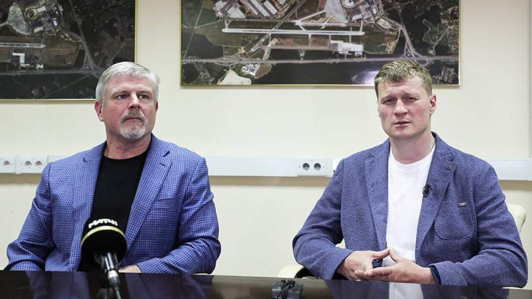 Глава промоутерской компании "Мир бокса" Андрей Рябинский и российский боксер Александр Поветкин