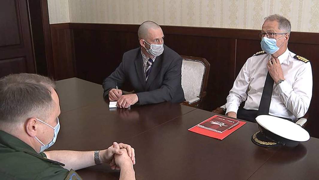 Военный атташе Великобритании (справа) в Министерстве обороны РФ во время вручения ноты протеста в связи с инцидентом с эсминцем в Черном море