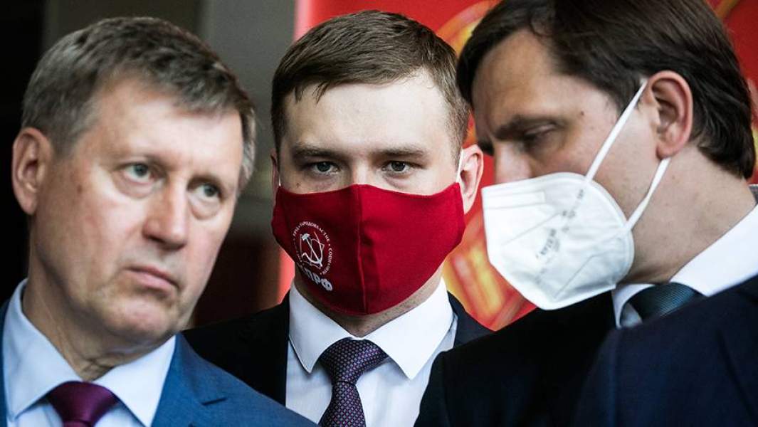 Мэр Новосибирска Анатолий Локоть (слева), губернатор Хакассии Валентин Коновалов (в центре), губернатор Орловской области Андрей Клычков (справа) и на XXVIII-ом съезде общероссийской партии КПРФ