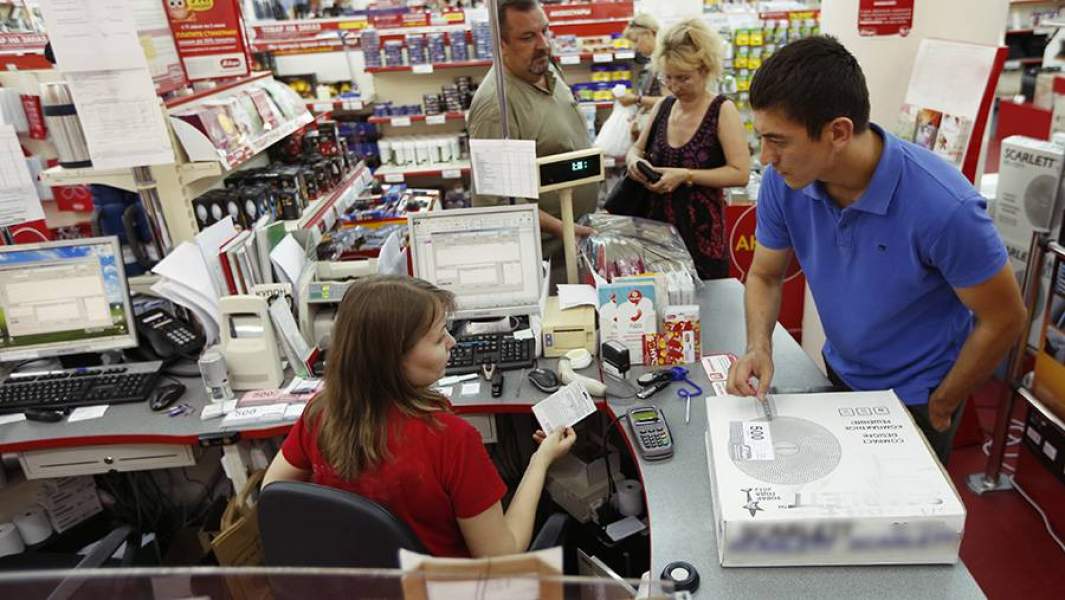 покупатель на кассе магазина 