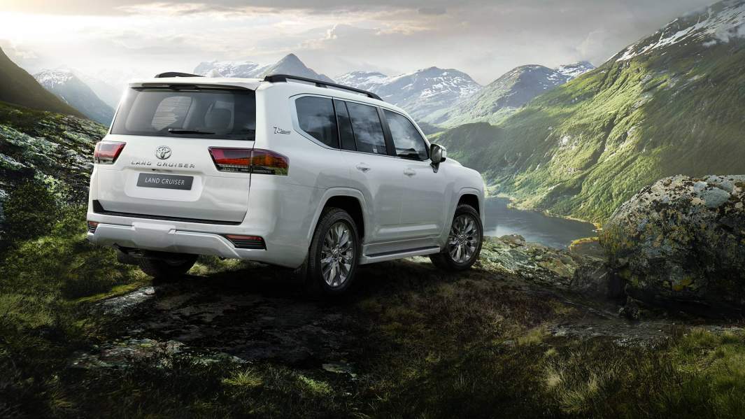 Бензиновый Land Cruiser 300 разгоняется с места до 100 км/ч за 6,7 секунды