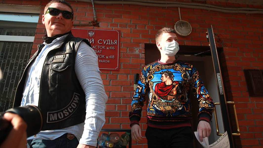 Блогер Андрей Бурим (Mellstroy) (справа), обвиняемый в нанесении побоев девушке, выходит из здания Пресненского районного суда Москвы