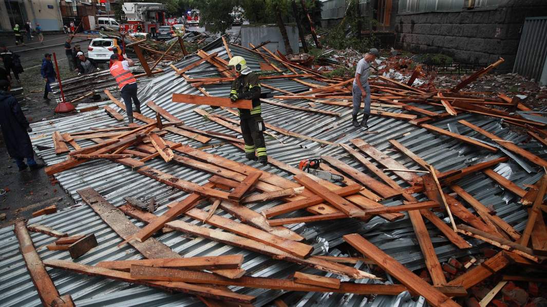 Обрушившаяся крыша на улице Правды в Москве 