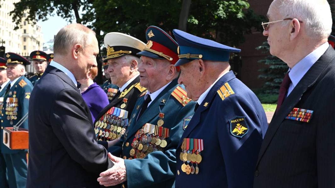 Владимир Путин общается с ветеранами